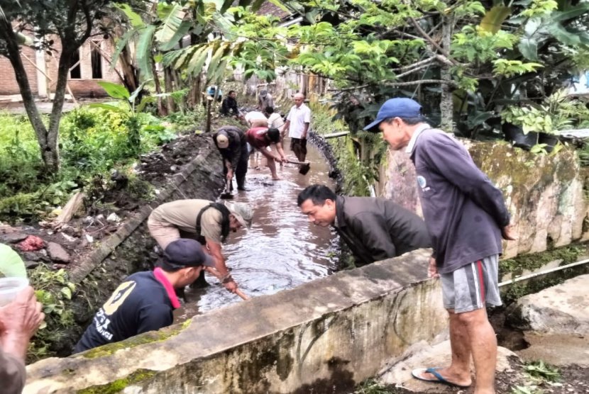 Cegah Banjir Terulang, DPRD Banyuwangi Bareng Warga Bersihkan Saluran Air