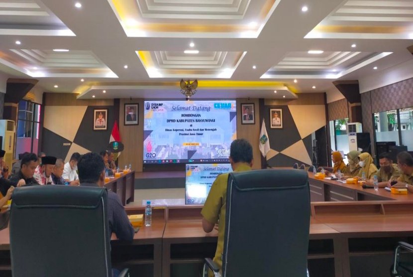 Sempurnakan Raperda Koperasi, DPRD Banyuwangi Studi Banding ke Diskop UMP Jatim