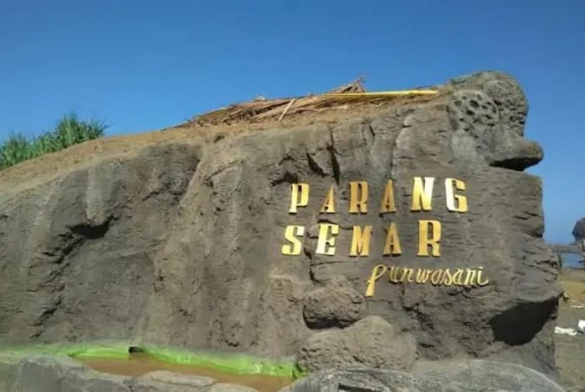 Pantai Banyuwangi Miliki Pemandangan Batuan Alami Tokoh Pewayangan 
