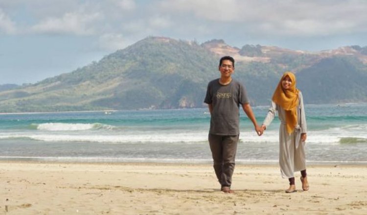 Menikmati Deburan Ombak Laut di Pantai Mustika Banyuwangi