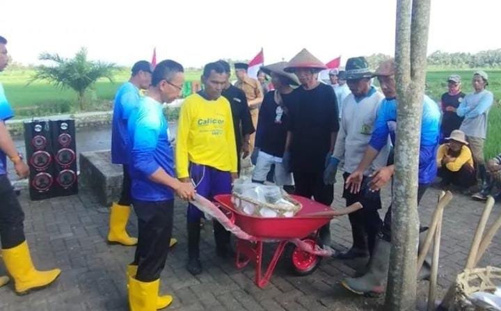 Kepala Dinas PU Pengairan Banyuwangi Serahkan Bantuan Peralatan Padat Karya kepada Kelompok Tani