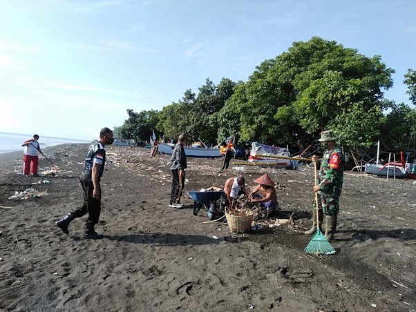 Peringati HKN, Tenaga Kesehatan di Banyuwangi Juga Bebersih Sampah di Pantai Syariah
